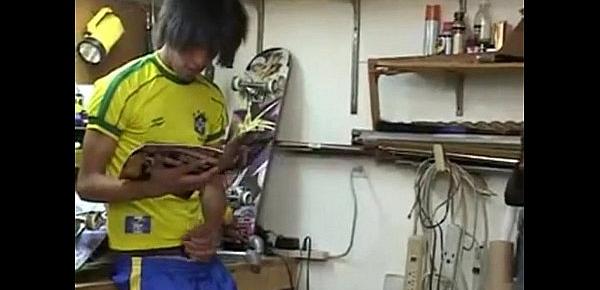  Jóvenes brasileros consiguen follar en el taller